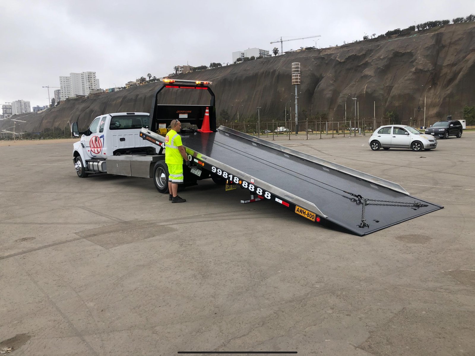 Operador de Grúas Triple A con la rampa hidráulica de la plataforma desplegada