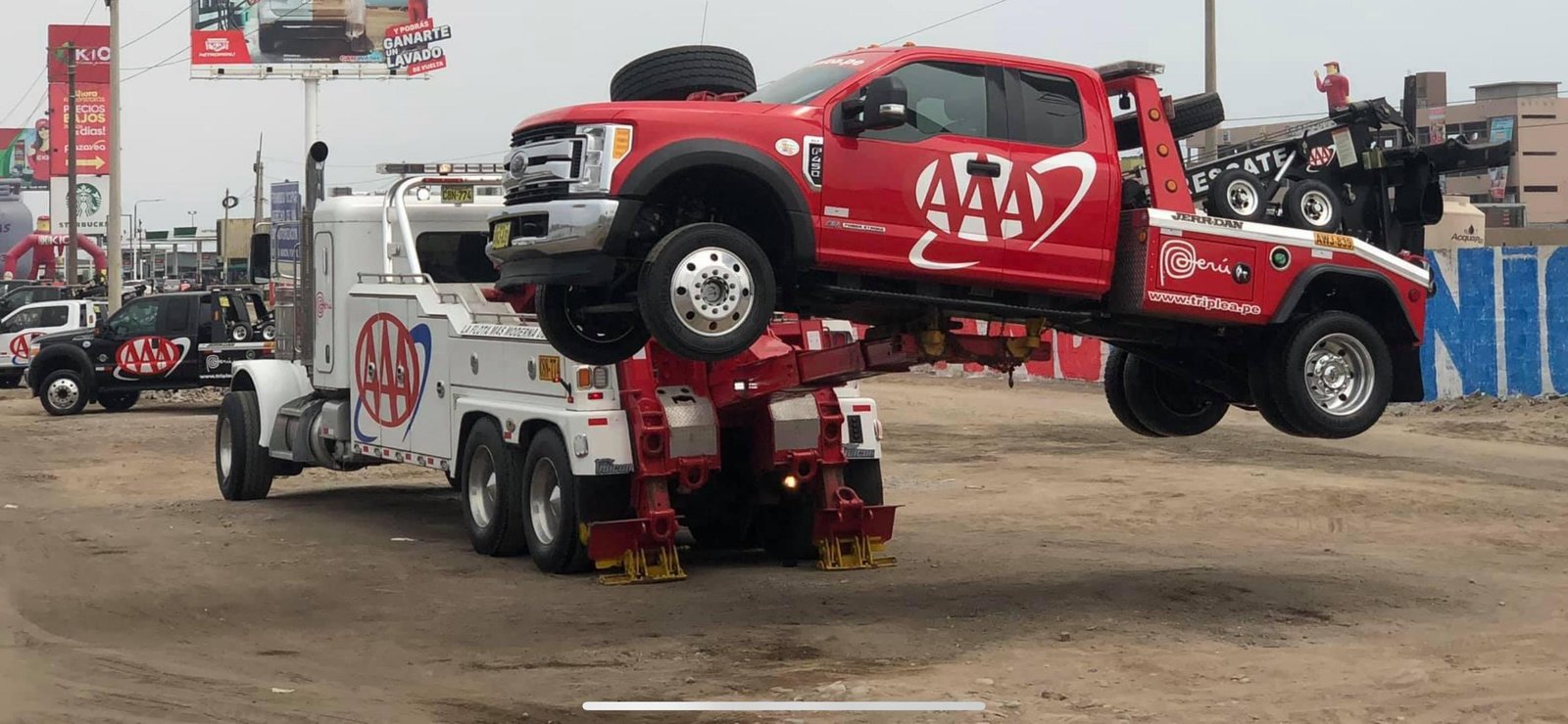 Wrecker de Grúas Triple A izando una camioneta de rescate