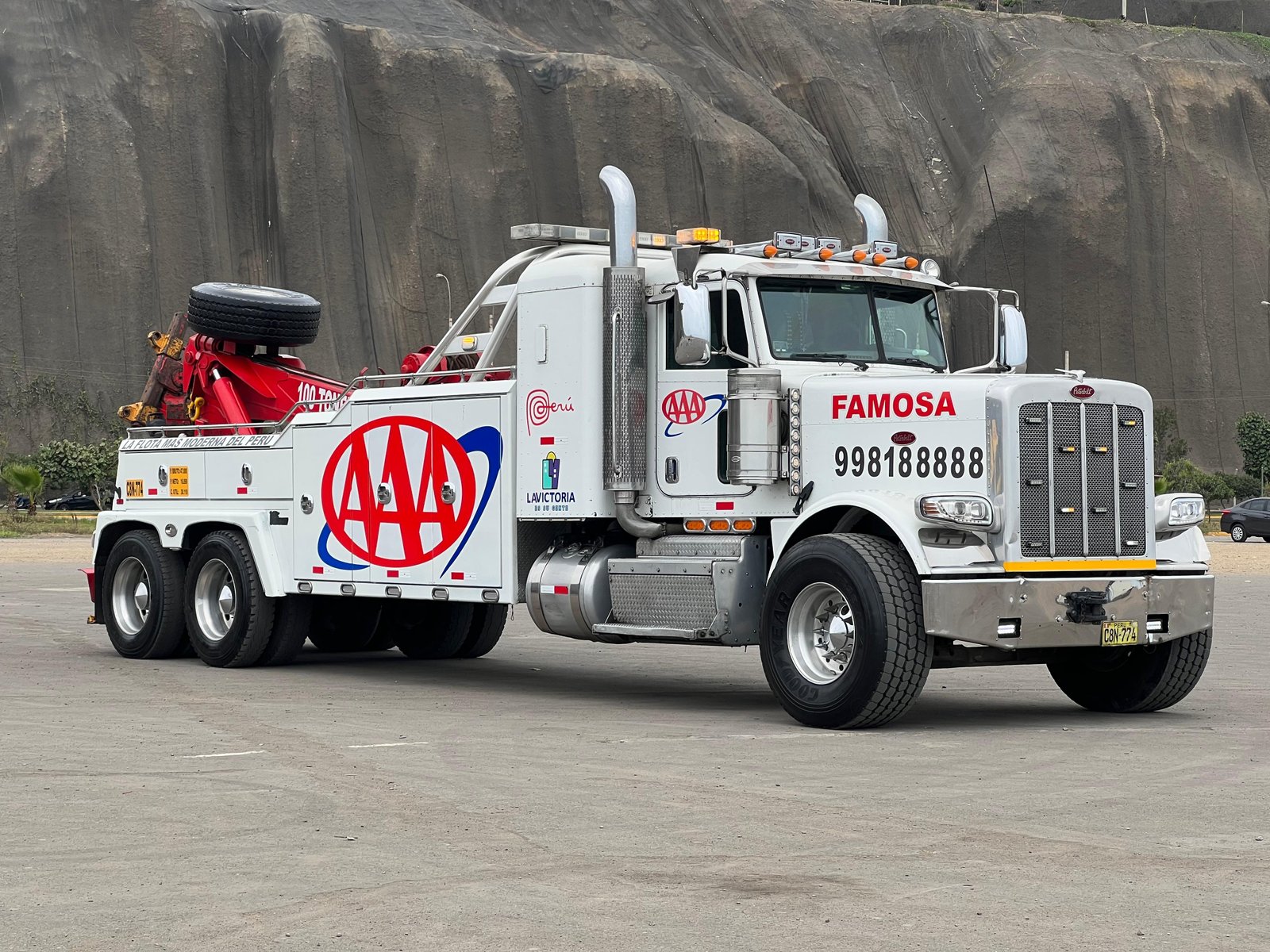 Wrecker Peterbilt de 100 toneladas de Grúas Triple A en Lima