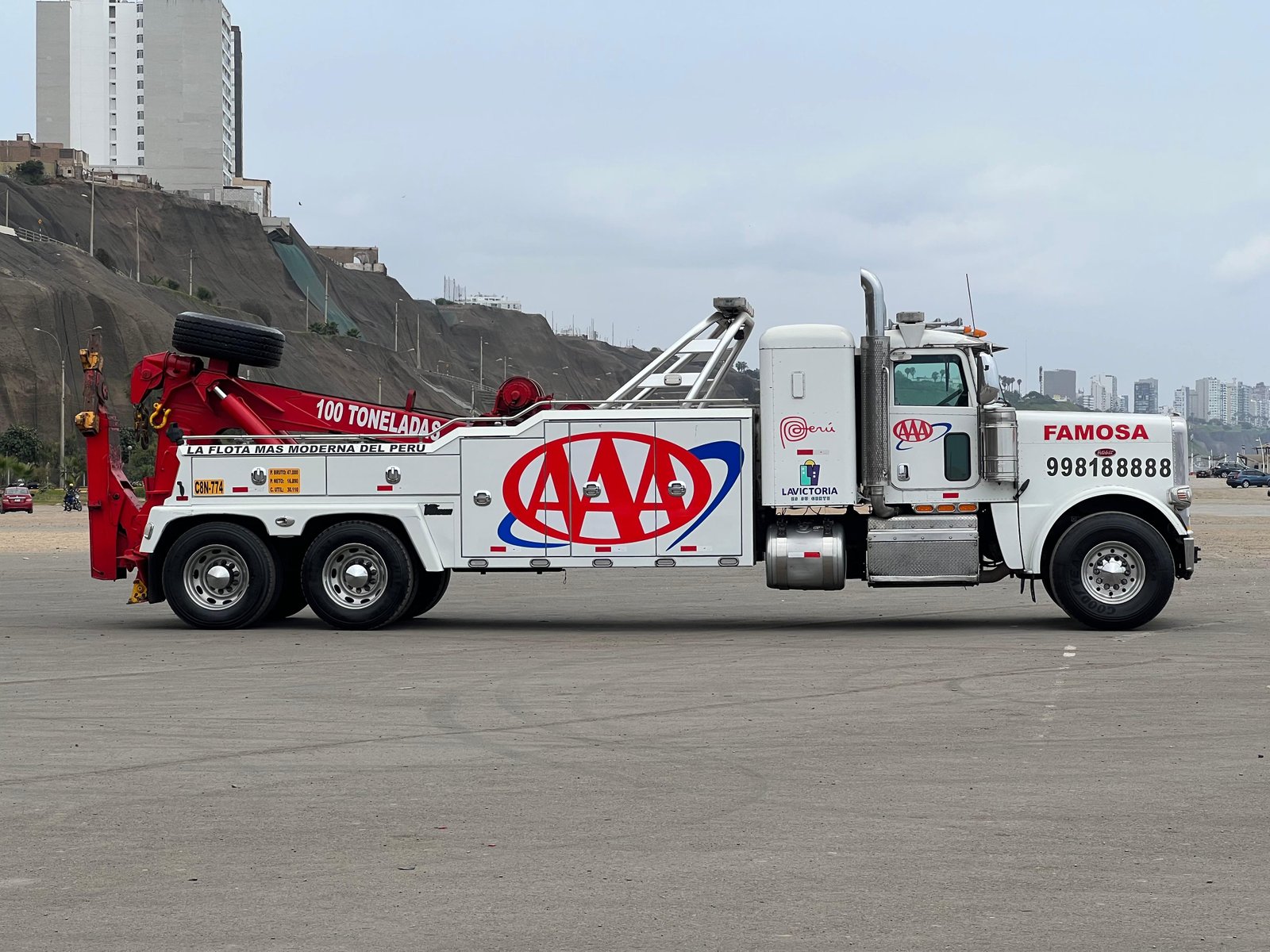 Wrecker Peterbilt de 100 toneladas de Grúas Triple A de perfil completo