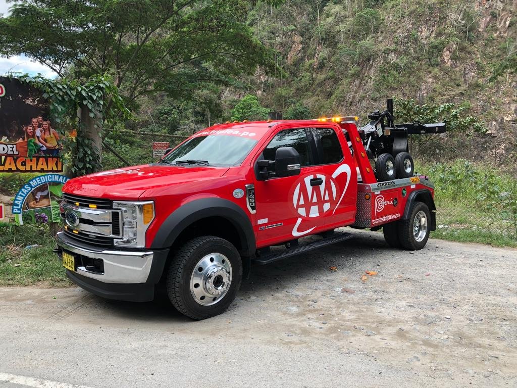 Grúa de arrastre Ford F-450 de Grúas Triple A lista para salir en la Carretera Central