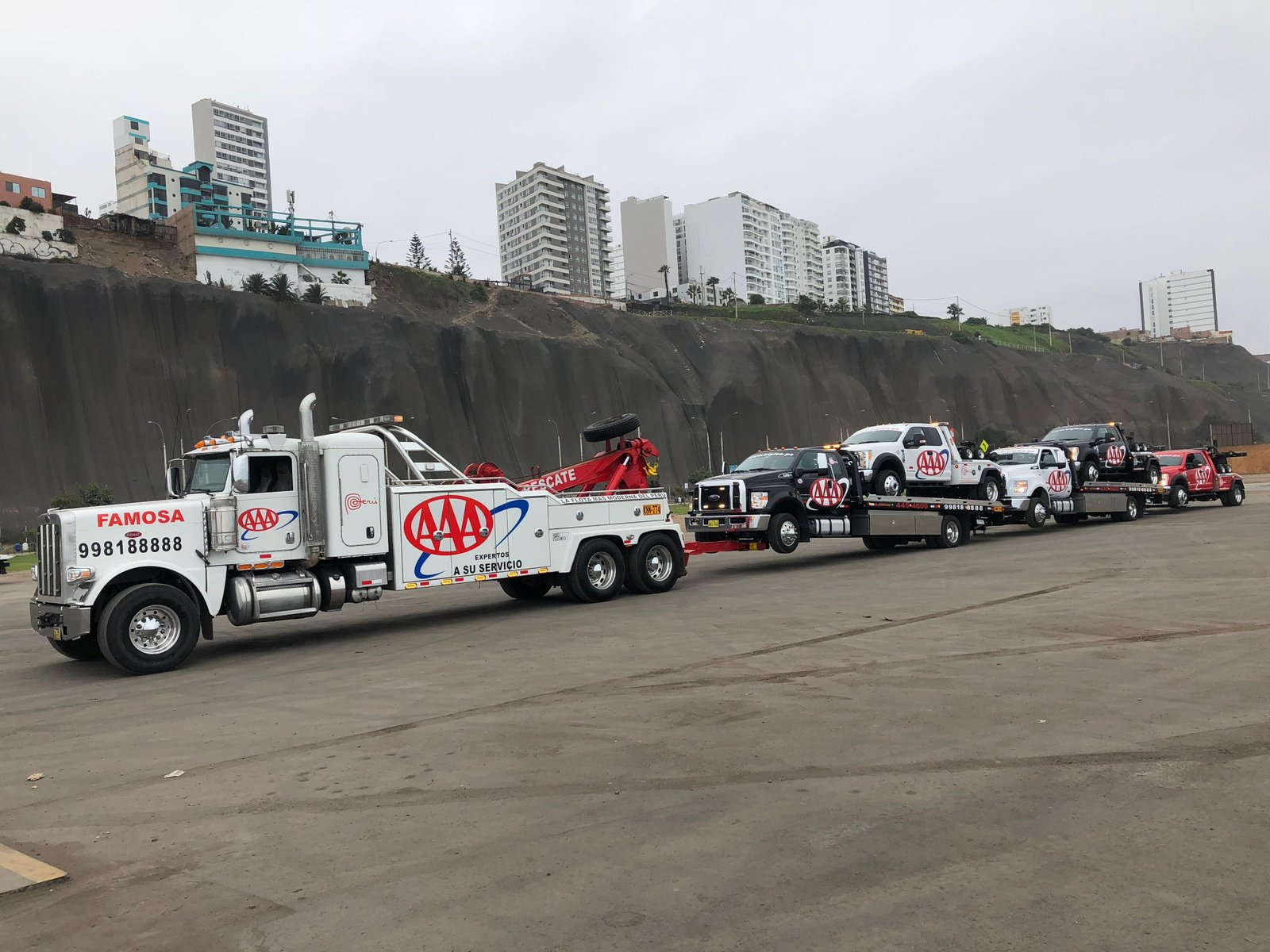 Flota completa de Grúas Triple A formada en la Costa Verde