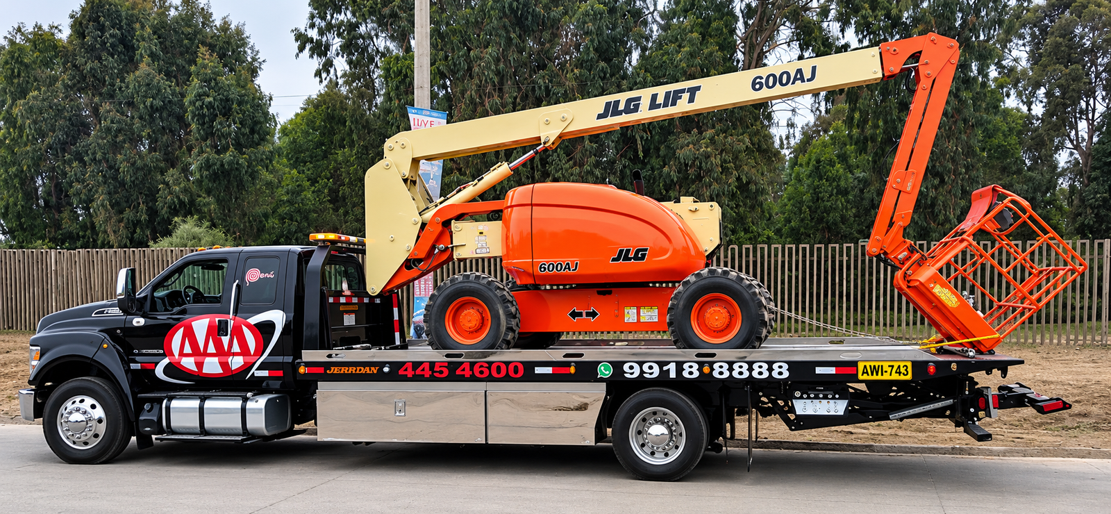 Grúa plataforma trasladando un elevador articulado JLG