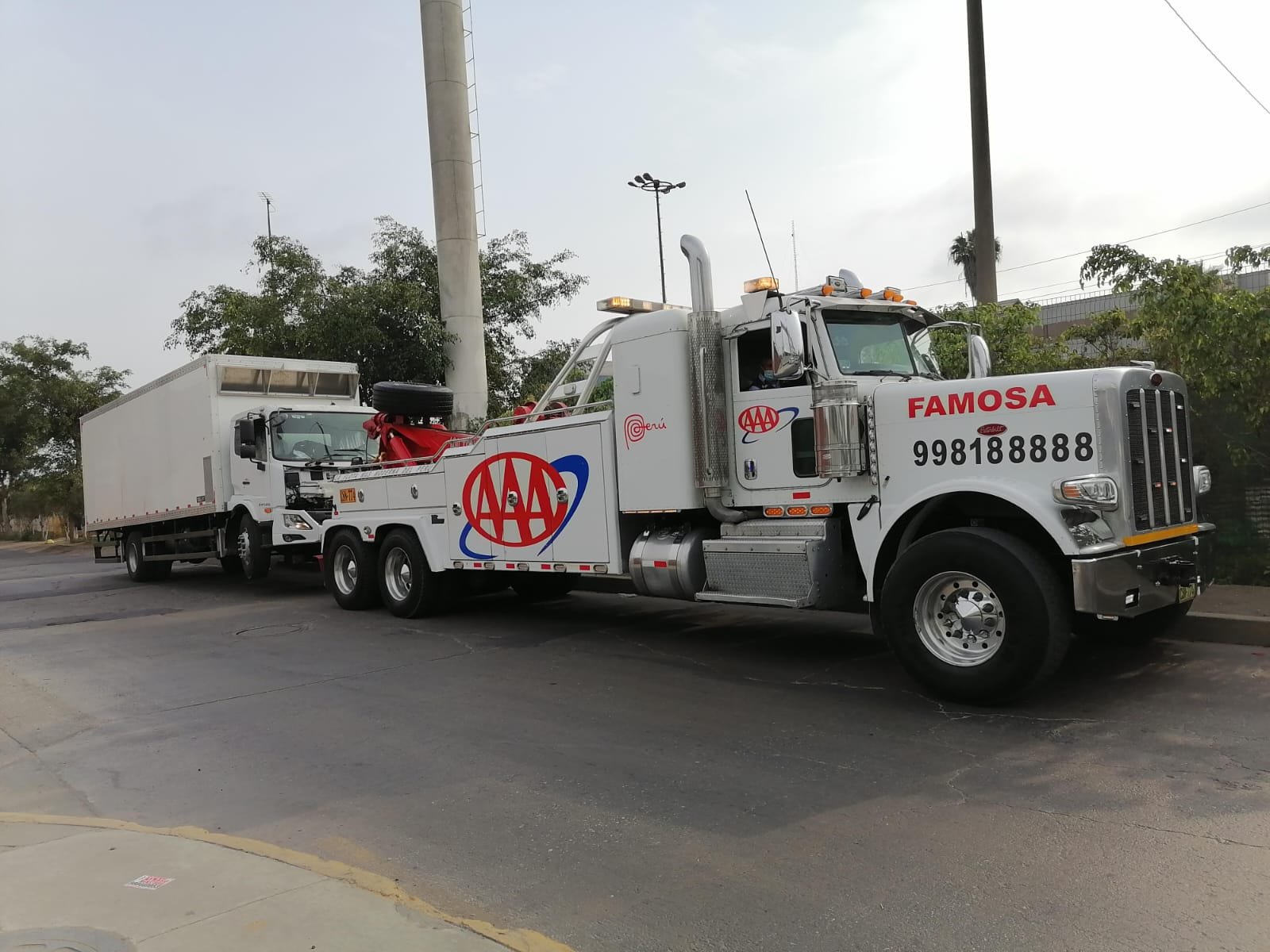 Grúa pesada de Grúas Triple A remolcando un camión de carga