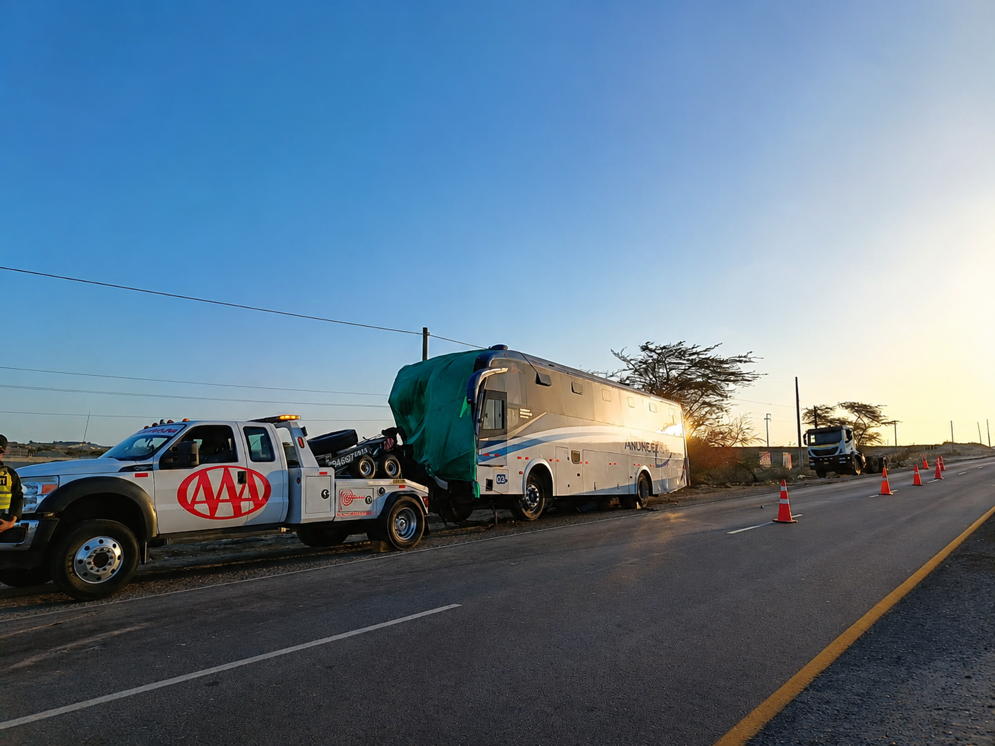 Unidad de Grúas Triple A rescatando un bus en la carretera al amanecer