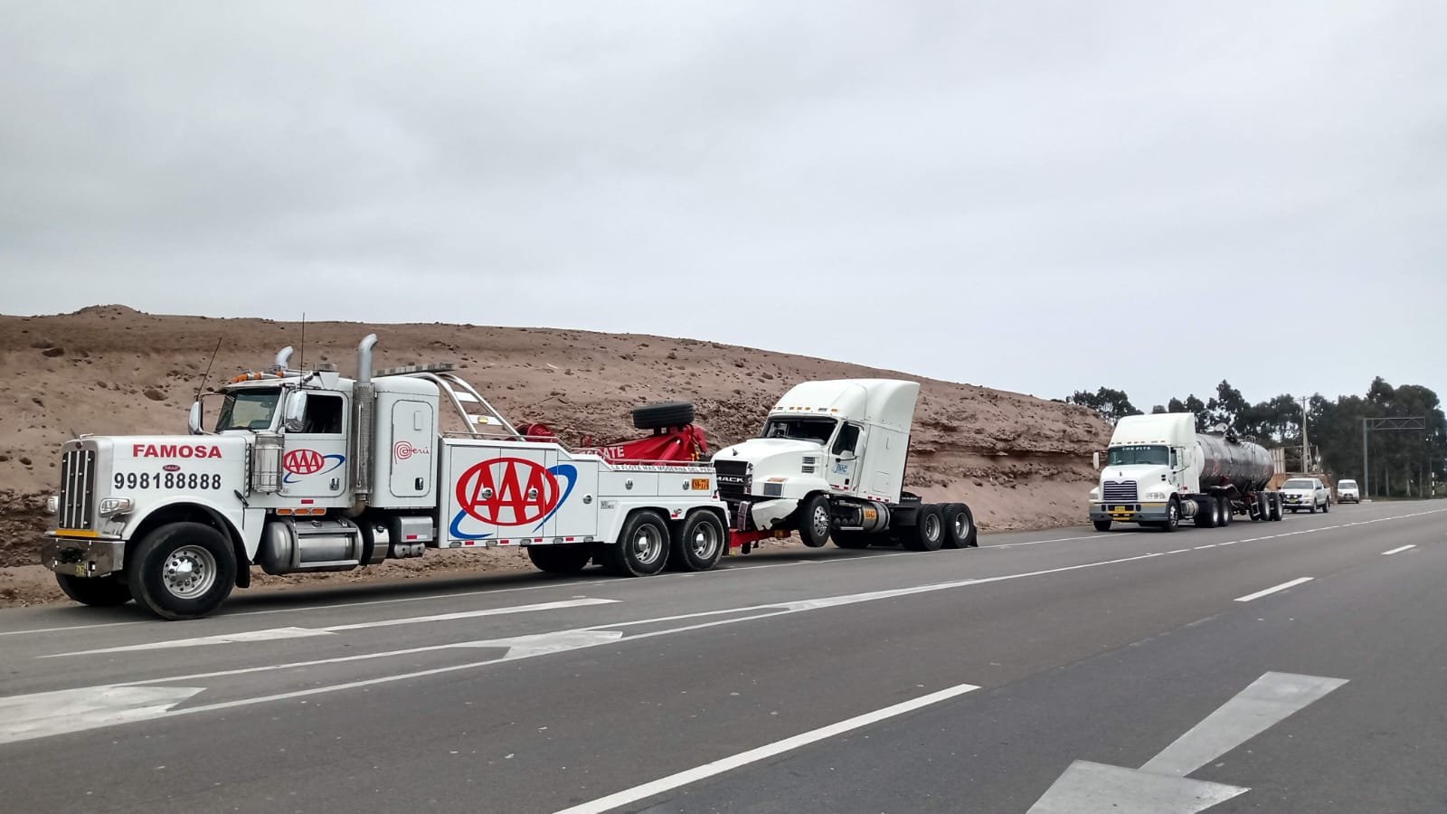 Grúa de Grúas Triple A trasladando un tracto por la Panamericana