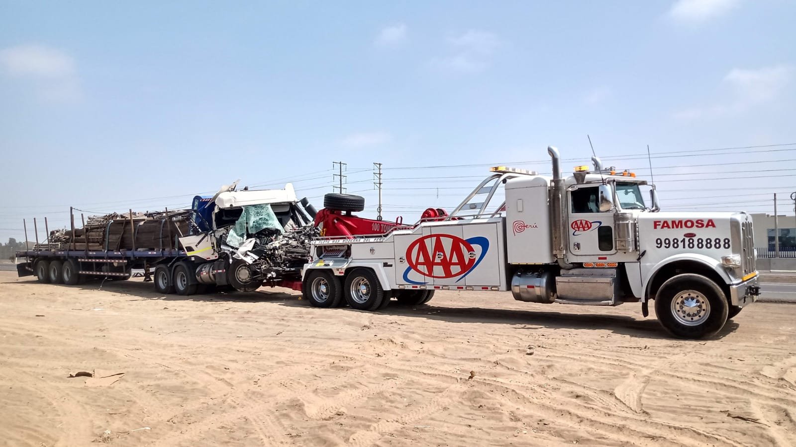 Grúa para camiones recuperando un tracto con semirremolque siniestrado en Lima