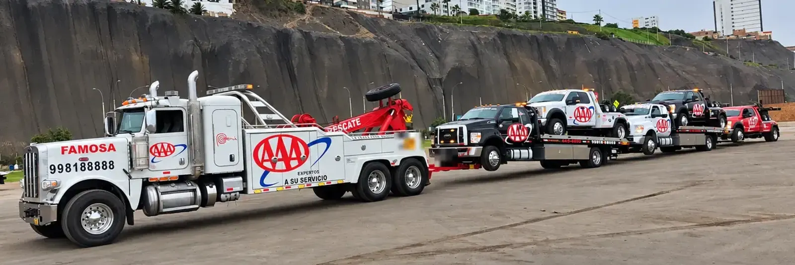 Flota propia de Grúas Triple A formada en la Costa Verde: grúa pesada Peterbilt, plataformas y unidades de auxilio