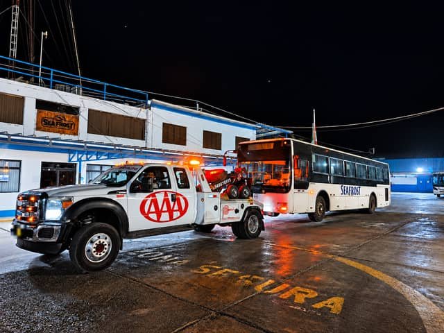 Unidad de auxilio de Grúas Triple A atendiendo de noche en una calle de Lima