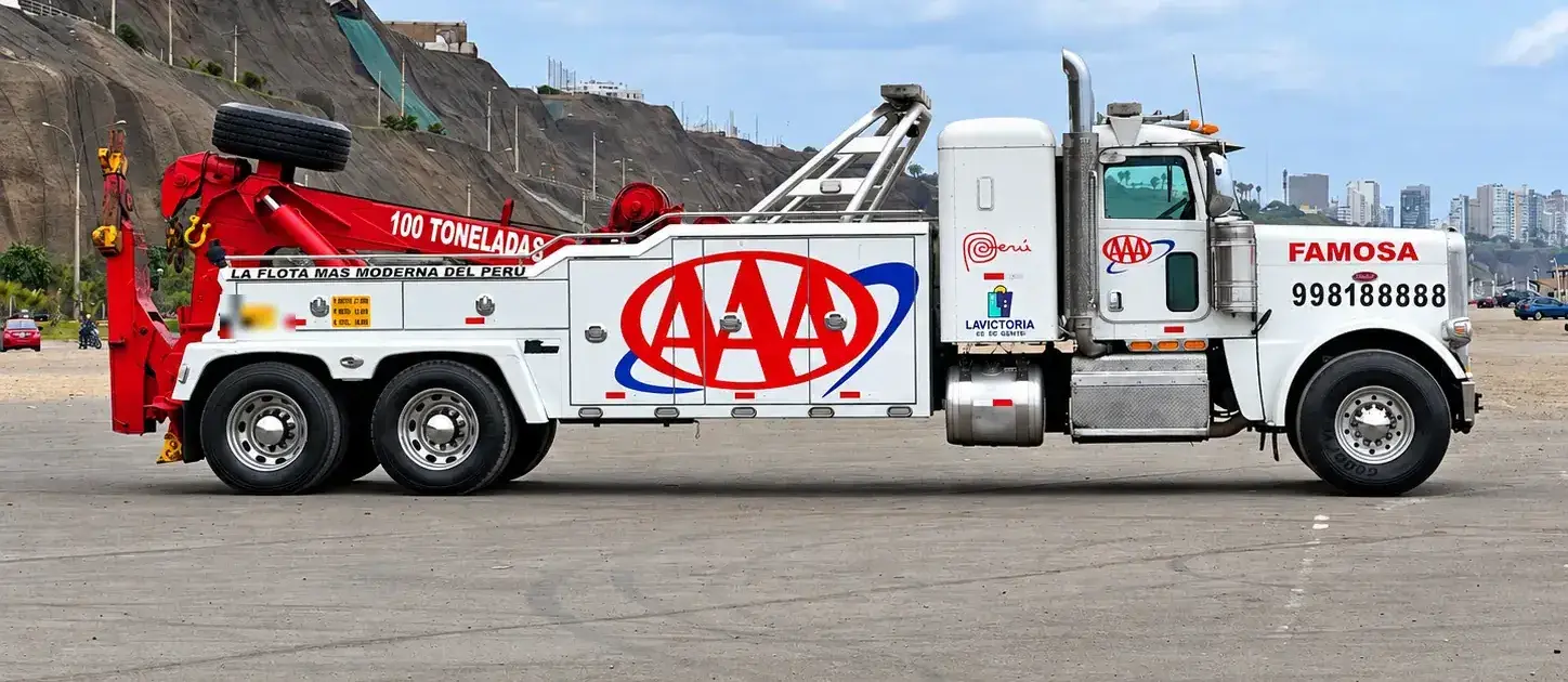 Grúa pesada Peterbilt de Grúas Triple A con rotador, vista de perfil