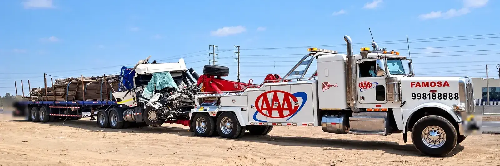 Grúa pesada de Grúas Triple A recuperando un tracto siniestrado con su carreta
