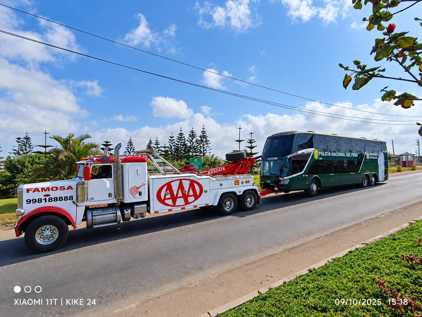 Grúa Triple A remolcando un bus institucional de la Policía Nacional del Perú