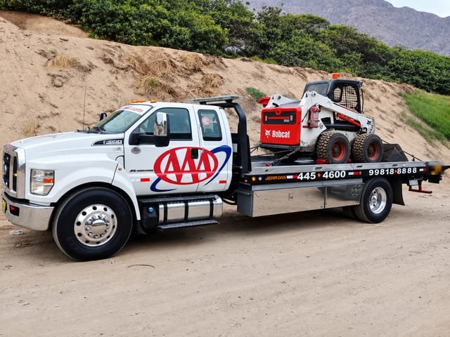 Minicargador Bobcat sobre grúa plataforma Ford F-650