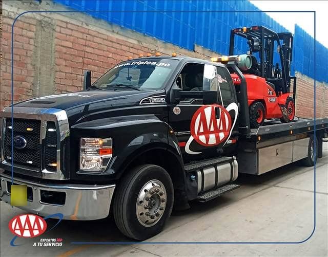 Montacargas trasladado en grúa plataforma Ford F-650 negra